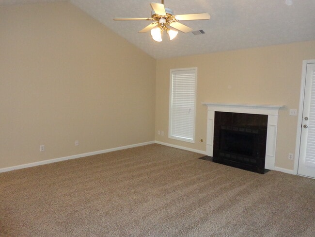 Foto del edificio - 7102 Independence Dr