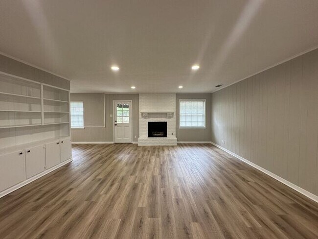 Foto del edificio - Tour Today! Stunning Remodel in South Tyle...