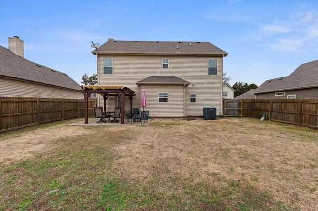 Foto del edificio - 3213 Mapleside Ln