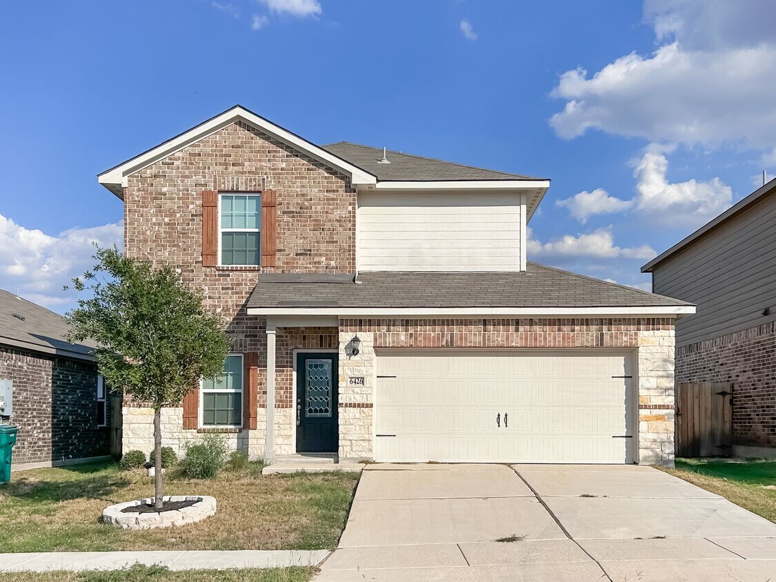 Foto principal - Beautifully Refreshed 3-Bedroom Home in De...