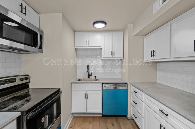 Building Photo - 1395 St Jean St