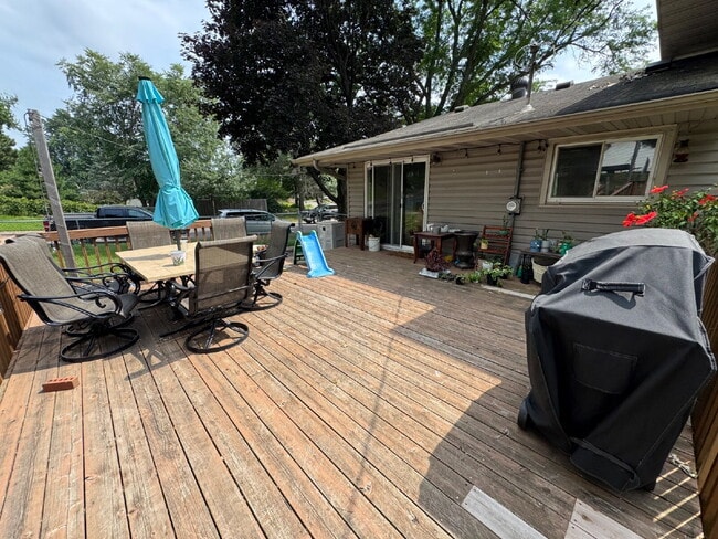 Building Photo - "Experience Elegant Living: 4-Bed Home with Granite Touches & Cozy Fireplace in Cottage Grove!"