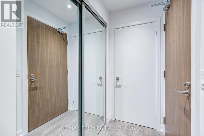 Building Photo - 1926 Lake Shore Blvd W