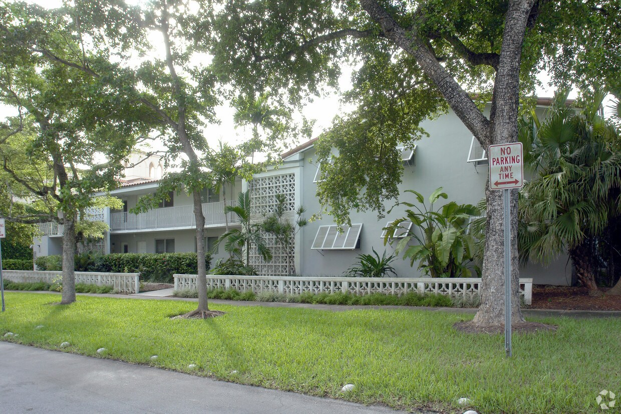 Building Photo - 920 Sevilla Ave