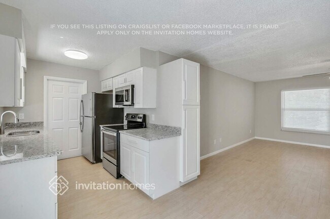 Foto del edificio - 7010 Lake Long Dr