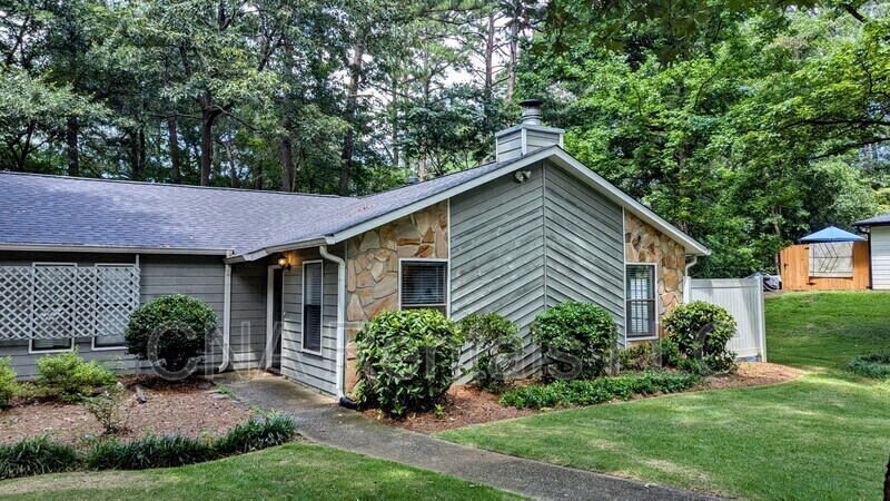 Foto principal - 1050 Mathews Ct