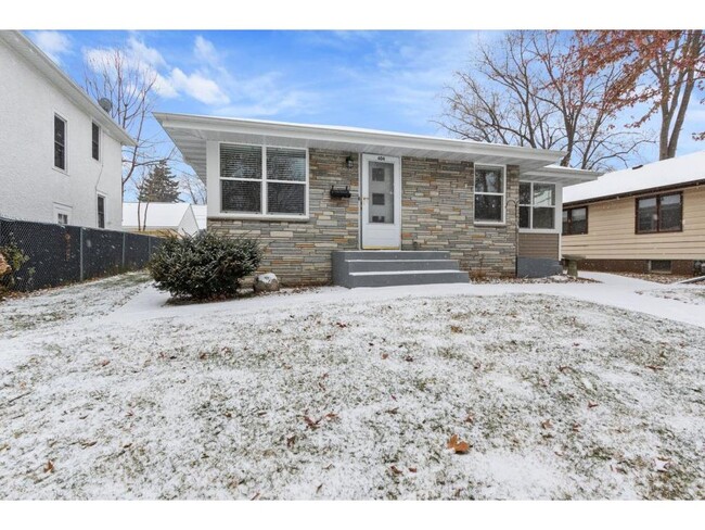Building Photo - 404 12th Ave N