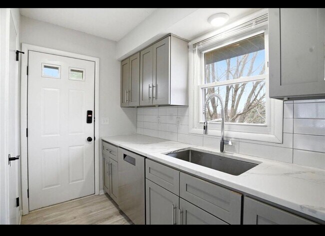 Foto del edificio - 4628 Johnson St NE