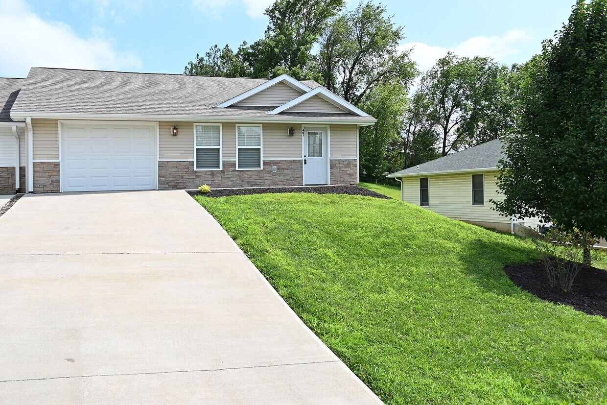 Primary Photo - Nice 3 bedroom, 2 bath Duplex with 1 car g...