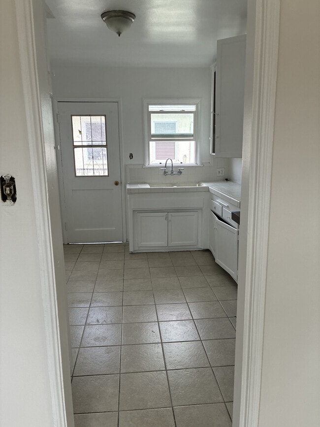 Kitchen - 335 N Florence St