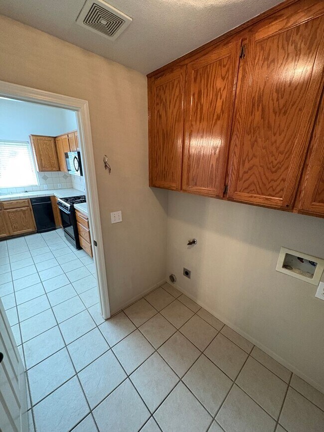 Building Photo - NW Visalia home available now!