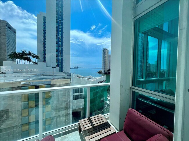 Foto del edificio - 300 S Biscayne Blvd