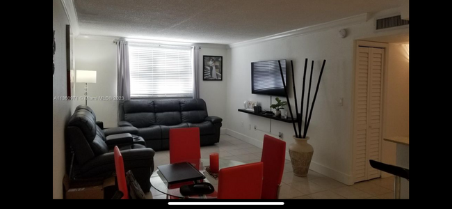 Foto del edificio - 606 W 81st St