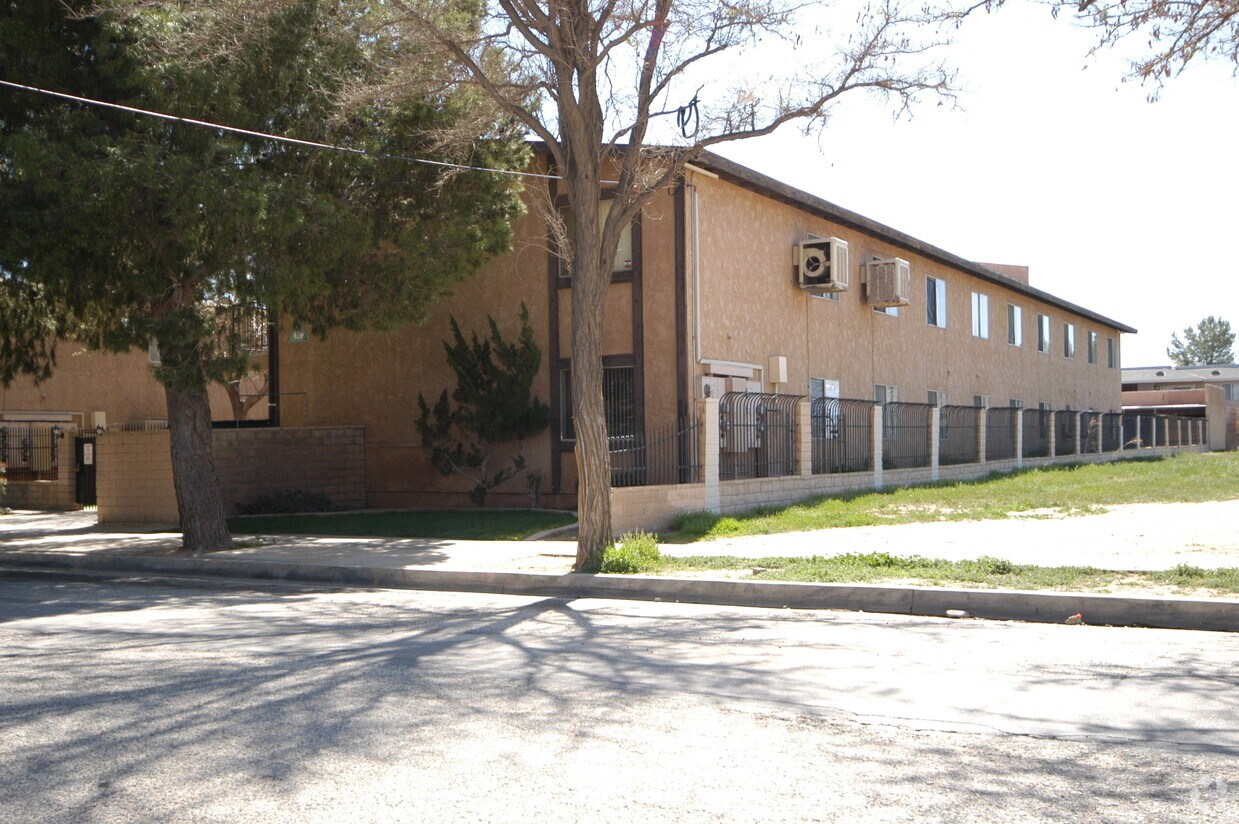 Building - 518-524 E Avenue Q-12