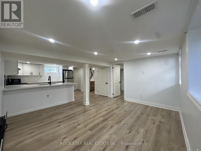 Building Photo - 175 E 5th St