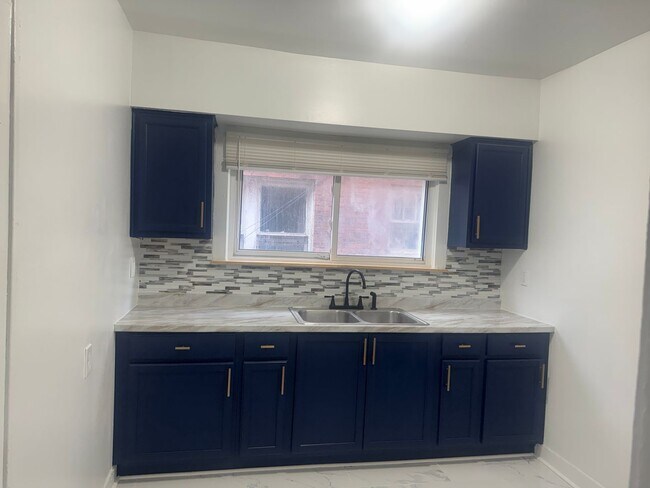 Foto del edificio - 3 bed/1 bath-- WATER INCLUDED/Appliances I...