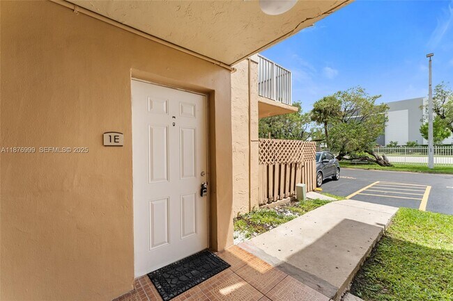 Foto del edificio - 4300 NW 79th Ave