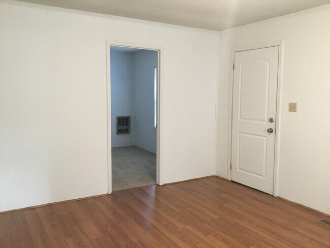 Building Photo - Charming 2-Bedroom Home with Spacious Livi...