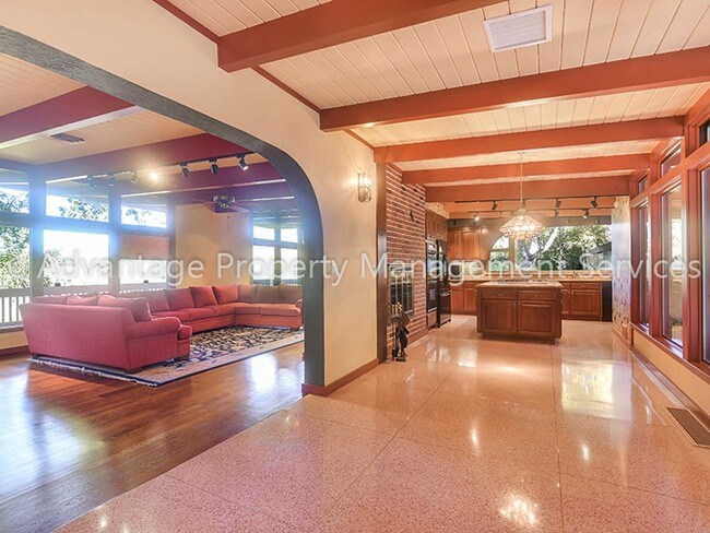 Foto del edificio - 737 Happy Valley Rd
