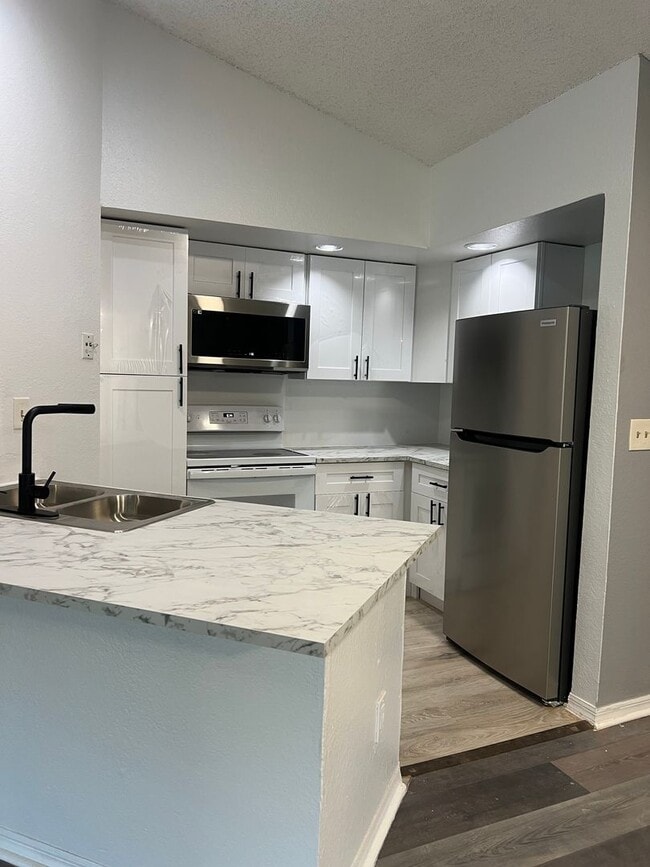 Building Photo - Beautiful 2-Bedroom Condo in Gated Venetia...