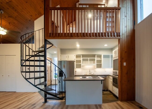Building Photo - One of a kind home in West Richland