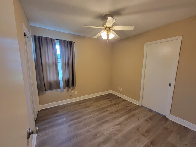 Foto del edificio - 3136 Lawton Ct