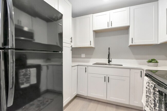 Foto del edificio - Totally Remodeled Duplex w/ New Fenced Bac...