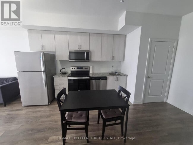 Building Photo - 10 Meadowglen Pl