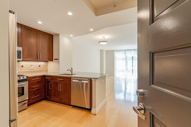Building Photo - 8220 Crestwood Heights Dr