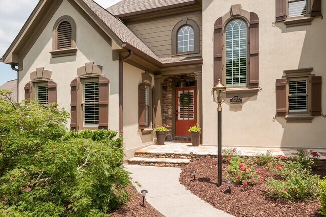 Building Photo - Elegant Master-on-Main in Prestigious Laur...