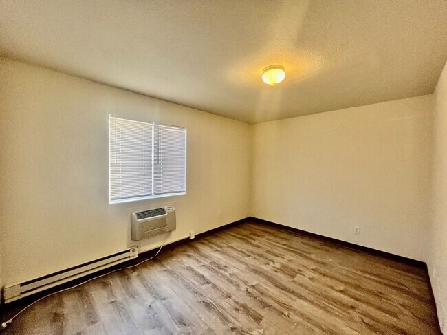 Building Photo - 1715 Oakshire Ln