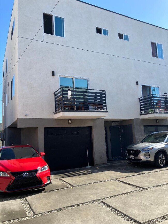 Building Photo - 600 W 49th St