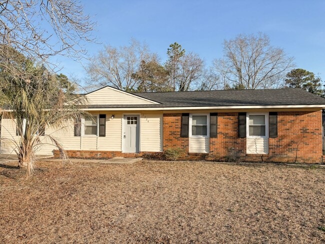 Building Photo - 3 Bedroom 2 Bathroom- Pets Okay
