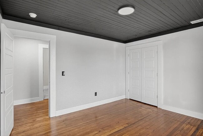 Building Photo - 124 N Mecklenburg Ave