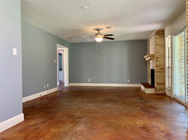 Building Photo - 1713 Willow Oaks Cir