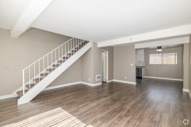 2 habitaciones, 2 baños - 1000 pies cuadrados - Sala de estar - 910 Enterprise Ave.