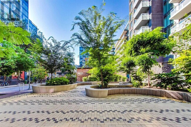 Photo du bâtiment - 525-1525 Adelaide St W