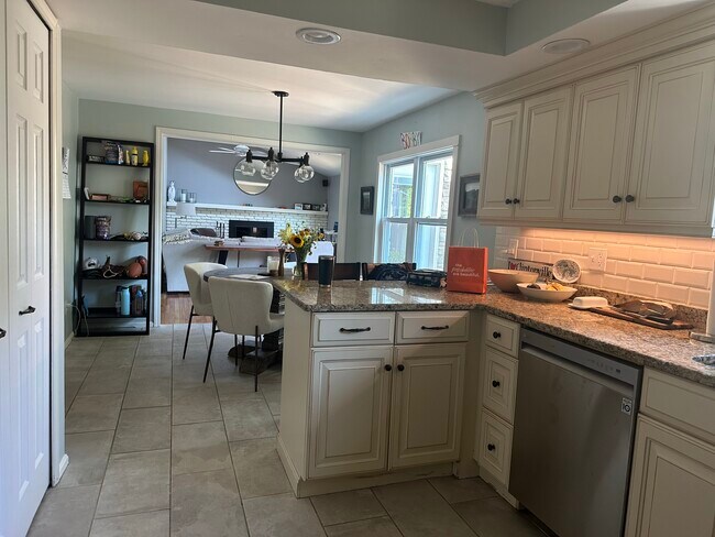 Foto del edificio - 1585 Greenleaf Cir