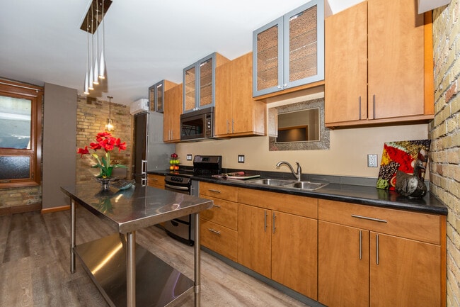 Building Photo - 123 King St