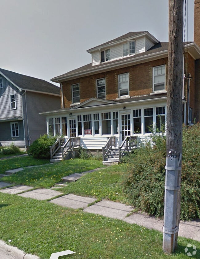 Building Photo - 74 Portledge Ave