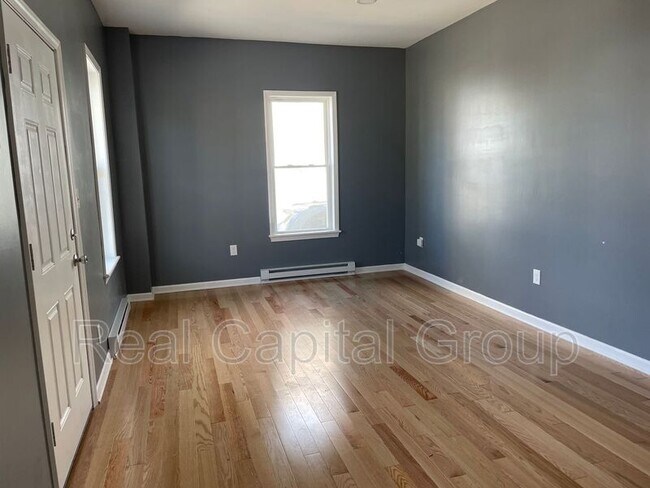 Building Photo - 1576 Foster Ave