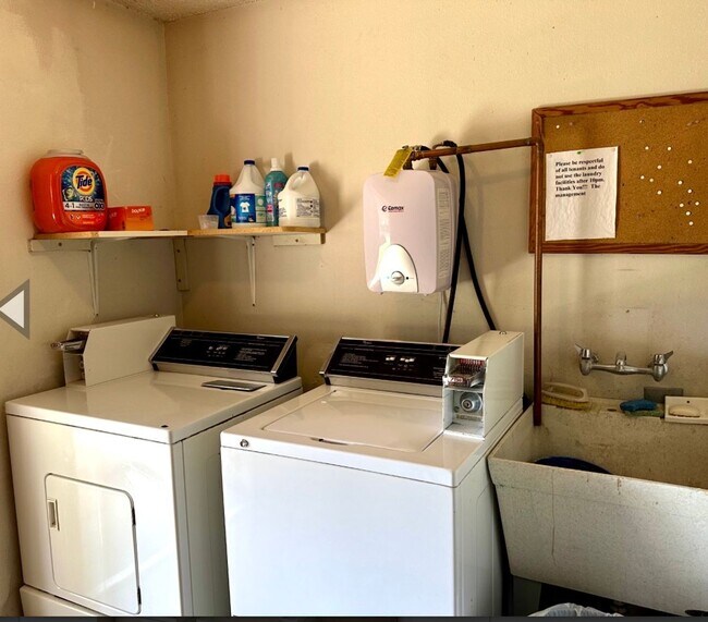 Foto del edificio - Hard to find 2 bdrm, 2 full bath unit with water, sewer, and garbage. Onsite laundry and A/C!
