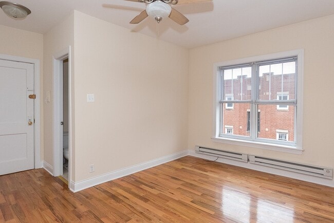 Building Photo - 905 W Cornelia Ave