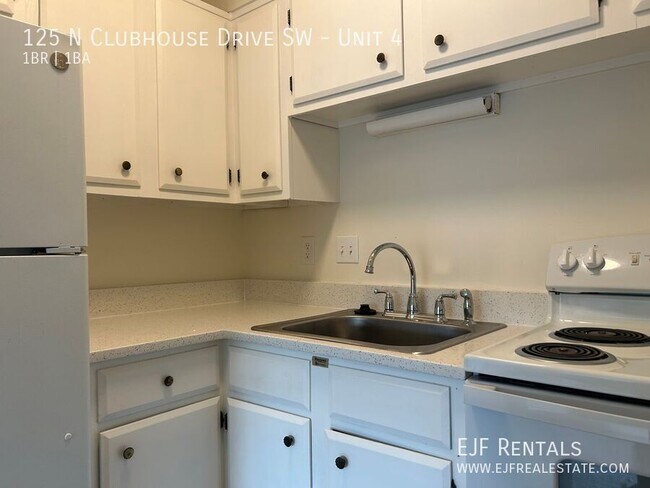Foto del edificio - 125 Clubhouse Dr SW