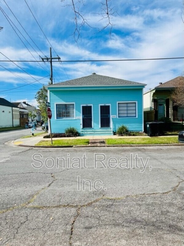 Primary Photo - 700 Valence St