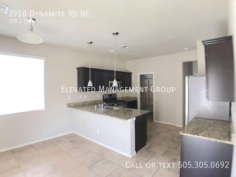 Foto principal - 3916 Dynamite Rd NE