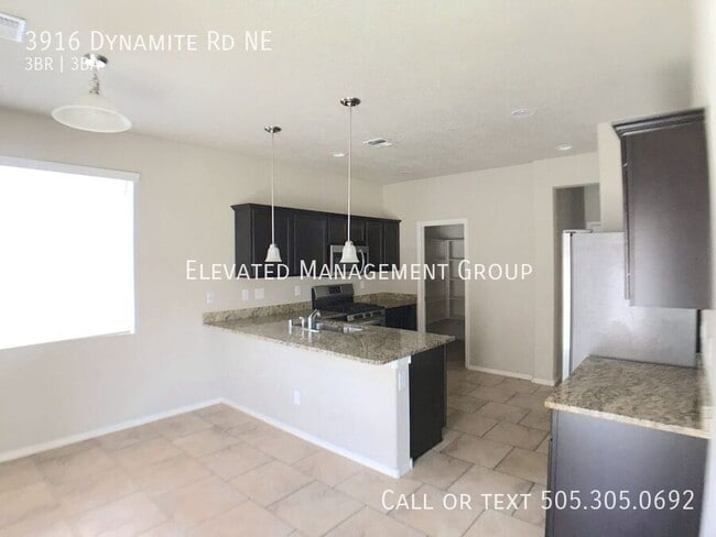 Foto del edificio - 3916 Dynamite Rd NE