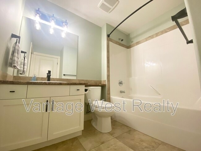 Building Photo - 2551-2551 Shoreline Dr