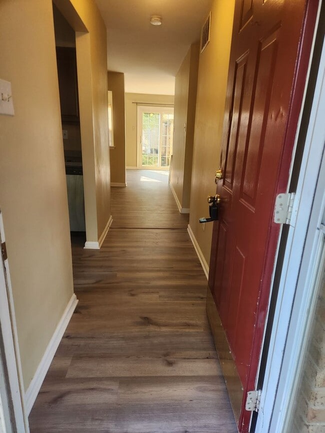 Building Photo - Patriot's Ridge 2 Bd / 1.5 Bth Condo in Ce...