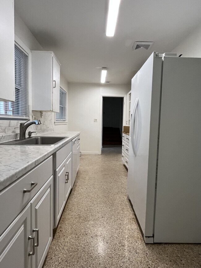 Building Photo - 1109 NE 5th Pl